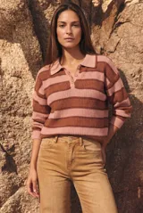Sweater de punto con diseño de rayas horizontales en color marrón y azul. Presenta cuello tipo polo con cierre frontal de tres botones y mangas largas con puños acanalados. Posee un corte oversize.