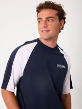 Remera holgada Rusty modelo Isel, de diseño bicolor con cuerpo azul marino y mangas ranglán blancas. Cuenta con cuello redondo ribeteado y pequeño logo bordado en el pecho.