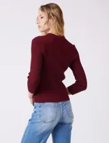 Buzo de tejido acanalado marca Rio & Rian, color beige, con cuello tipo polo con solapa y botones frontales, y mangas tres cuartos.