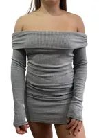 Vestido corto gris de punto, con escote off-shoulder y mangas largas.