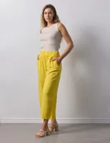 Pantalón de lino amarillo, marca Cupio, con pretina ancha elastizada y bolsillos delanteros.