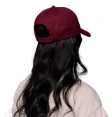 Gorro unisex de algodón color bordó, con visera curva y cierre de velcro ajustable en la parte trasera. Presenta un parche frontal con el logo de Columbia Sportswear y un oso.