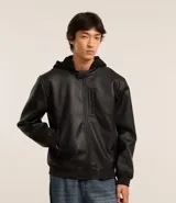 Campera negra de cuero sintético con cuello mao, cierre frontal con cremallera y bolsillo vertical con cremallera en el pecho.