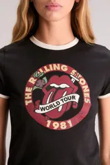 Remera negra de algodón con calce slim, escote redondo y mangas cortas con ribete blanco en cuello y mangas. Estampado frontal con el logo de los Rolling Stones y la leyenda 'World Tour 1981'.