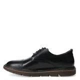 Zapato de vestir acordonado color negro, con puntera reforzada y suela de goma en tono marrón con detalle de costura visible.