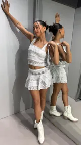 Minifalda short blanca de tiro bajo con diseño de encaje y volados en capas.