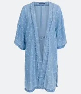 Kimono de lyocell (tejido tipo jean) color celeste claro con estampado repetitivo de pequeños peces blancos. Diseño de manga corta ancha y abertura frontal que se ajusta con un lazo fino en la cintura.
