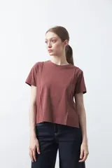 Remera negra de algodón de manga corta, cuello redondo y pequeñas aberturas en los laterales.