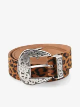 Cinturón de cuero con estampado de leopardo, hebilla metálica grande y pasador grabados con diseño ornamental de estilo western.