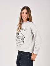 Buzo de cuello redondo y manga larga en color gris melange, con estampa frontal gráfica que incluye la palabra Oxford, la silueta de un perro salchicha y texto decorativo.