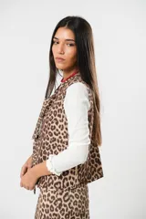 Chaleco con estampado animal print, sin mangas y con cierre frontal con lazos.