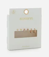 Set de tres pares de caravanas en tono dorado, compuesto por un par de argollas pequeñas con cierre a presión, un par de caravanas con piedra de zirconia en forma de gota y un par de caravanas tipo bolita.