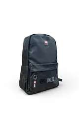 Mochila Ecko modelo EK104 de color negro, con compartimento principal con cierre, bolsillo frontal con cierre y llavero colgante con la marca.