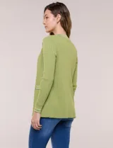 Cardigan de punto acanalado color verde, con bolsillos simulados y ribetes en contraste blanco en la apertura frontal, puños y bolsillos, de manga larga y diseño abierto.