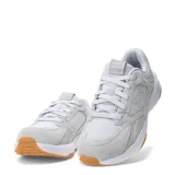 Championes Under Armour modelo Edge Suede, color gris claro, con diseño de paneles en gamuza y malla. Presenta entresuela blanca y suela de goma color caramelo.