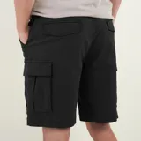 Bermuda estilo cargo confeccionada en gabardina elastizada con lavado a la piedra. Presenta bolsillos laterales con tapa y velcro, bolsillos delanteros diagonales y cierre frontal.