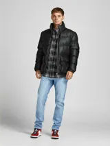 Campera puffer negra de cuero sintético con cierre frontal y cuello alto.