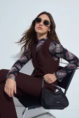 Chaleco sastrero color bordó con escote en V y cierre frontal con botones. Presenta un diseño entallado y estructura clásica.