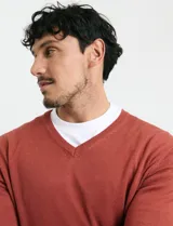 Sweater de punto con escote en V y manga larga, confeccionado en tejido acrílico con textura suave.