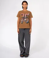 Remera de tejido suave color marrón con lavado especial, mangas cortas y cuello redondo. Presenta terminaciones con efecto desgastado en cuello, mangas y ruedo. Estampado frontal con el número "76" con diseño de bandera estadounidense, un águila calva con una cinta que dice "American Love" y estrellas.