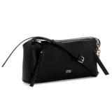Cartera Guess modelo Devon de color negro, confeccionada en material sintético con textura granulada. Presenta un diseño rectangular, herrajes metálicos dorados, logo de la marca en la parte frontal y un charm colgante decorativo. Cuenta con cierre superior y una correa ajustable para llevar al hombro o cruzada.