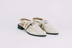 Sueco de cuero color borgoña con cordones, ojales y hebillas plateadas. Tiene tira trasera regulable con elástico.