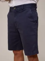Bermuda azul marino de gabardina, corte recto, con bolsillos laterales y traseros.