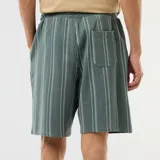 Bermuda de felpa color verde oscuro con diseño de rayas verticales blancas. Cuenta con cintura elástica y cordón ajustable.