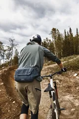 Riñonera de hidratación Thule Rail 4L color azul oscuro, diseñada para ciclismo. Incluye depósito de hidratación de 1,5 litros, sistema de manguera magnética ReTrakt, bolsillos organizadores internos, bolsillos laterales de acceso rápido y bolsillo estructurado para teléfono.