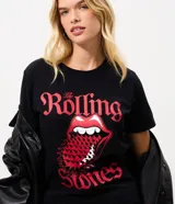 Remera negra de manga corta con cuello redondo y diseño ajustado tipo baby look, confeccionada en algodón con elasticidad. Presenta un estampado frontal con letras rojas y el icónico logotipo de la lengua de The Rolling Stones.