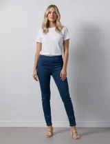 Jegging de algodón azul medio, tiro medio/alto con cintura elástica. Diseño ajustado tipo skinny con bolsillos traseros aplicados y bolsillos delanteros simulados.