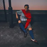 Camiseta de fútbol Nike Total 90 con diseño de rayas verticales celestes y blancas. Presenta cuello en V, mangas cortas y el logo circular T90 impreso en el centro del pecho junto con el swoosh de Nike en el lateral superior derecho.
