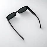 Lentes de sol con armazón rectangular de policarbonato translúcido en tono degradé y cristales con protección UV400.