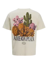 Remera color crema de algodón con cuello redondo y manga corta. Estampado en la espalda con cactus y texto "Almeria Plaza".