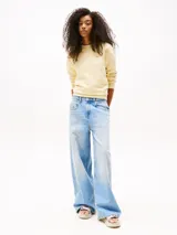 Sandalias de plataforma con suela gruesa dentada color crema. Presentan tiras de tejido trenzado en tonos beige y celeste claro, con cierre adherente y parche tonal de marca en la tira.