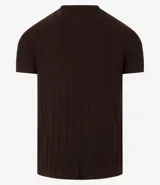 Remera de manga corta color beige, con cuello redondo y tejido texturizado acanalado.