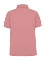 Remera tipo polo color rosa, de piqué, con mangas cortas, cuello camisero y logo de pato bordado en el pecho.