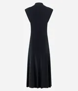 Vestido midi negro sin mangas, con cuello alto y sisa amplia. Presenta fruncidos delanteros que crean un efecto drapeado en la falda.