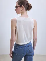Musculosa color crudo con escote redondo y lazos ajustables en el centro.