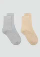 Par de calcetines de tejido acanalado con acabado brillante metalizado. Incluye un par en tono plateado y otro en tono dorado.