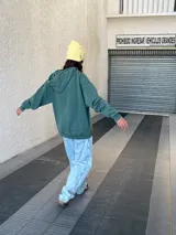 Pantalón de jean celeste con lavado ácido, corte amplio y tiro alto.