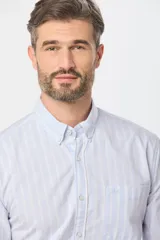 Camisa de hombre de manga larga, confeccionada en tela Oxford a rayas celestes y blancas.