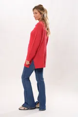 Saco rojo de algodón con detalles en relieve y terminaciones en crochet fucsia.