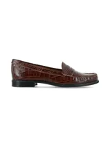 Mocasín de mujer con textura de cuero grabado tipo cocodrilo en color marrón chocolate, con suela plana y detalle de antifaz clásico en el empeine.