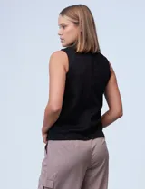 Blusa negra sin mangas, símil gamuza, con cuello alto.