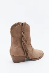 Bota texana de gamuza negra con caña baja, flecos laterales decorativos, costuras estilo western y taco bajo inclinado.