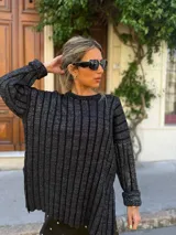 Buzo de punto con cuello redondo y mangas largas, confeccionado en lana merino y algodón.