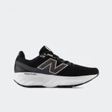 Championes New Balance modelo 520 diseñados para running, con tecnología Fresh Foam en la entresuela para mayor amortiguación. Cuentan con una capellada de malla transpirable color negro y detalles en tono oro rosa en el logo 'N' y el talón.