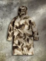 Campera tipo parka 3 en 1 de edición especial inspirada en Star Wars, con estampado de camuflaje en tonos tierra. Cuenta con capucha ajustable y extraíble, cierre frontal bidireccional, bolsillos frontales con solapa y tecnología impermeable y transpirable. Incluye insignia de la Alianza Rebelde en el pecho.