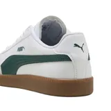 Championes Puma 9T blancos con detalles en verde y beige, suela color caramelo.